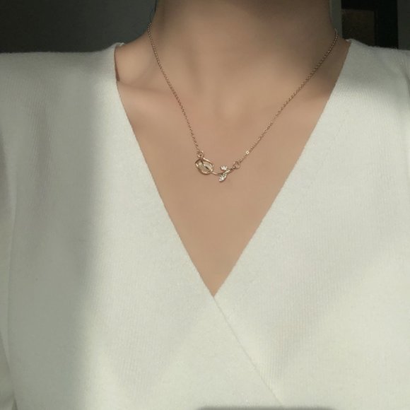 Golden Rose Tulips Flower Rosebud Necklace - Picture 4 of 10